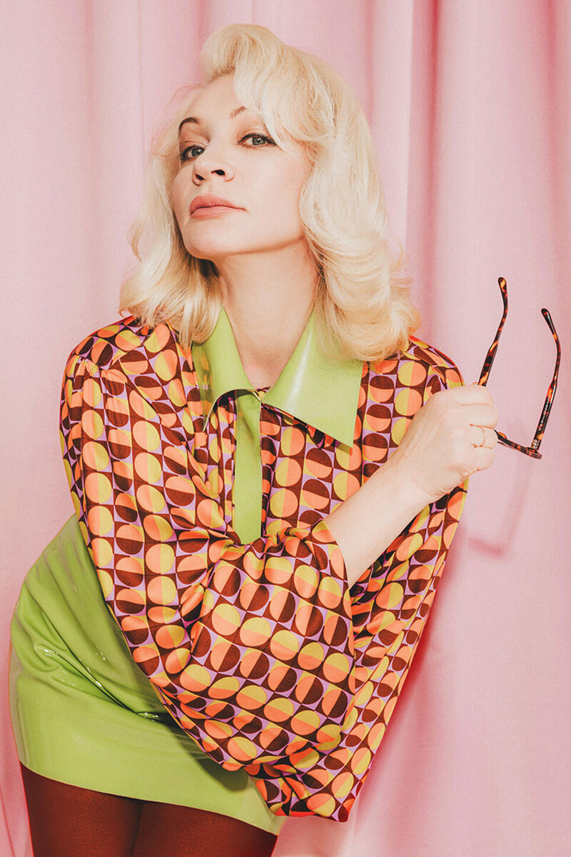    Ассистент фотографа: Рина Филимонова. Видеограф: Евгения Силич. Стиль: Селена Сафарова. Ассистент стилиста: Дарья Стефова. Визажист и стилист по волосам: Юлия Васильцова. Продюсер: Эльвира Углова. На Анне: блуза и юбка Demurya collection, колготки Calzedonia Ирина Заргано