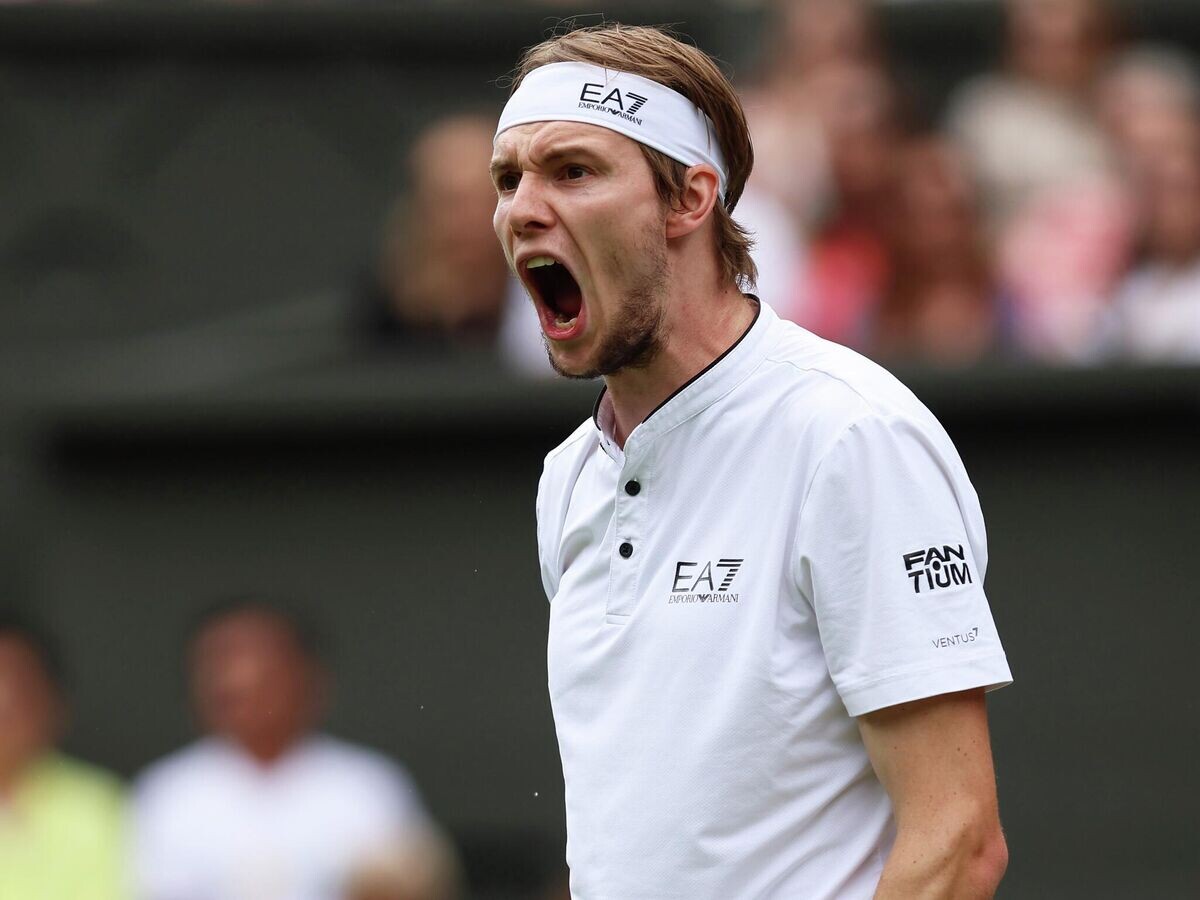    Александр Бублик во время матча на Уимблдоне© Getty Images / Clive Brunskill