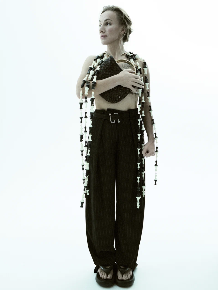     Брюки, Max Mara (BoscoFamily); сумка, Luisa Spagnoli (BoscoFamily); вьетнамки, Barracuda (No One); колье, Cois