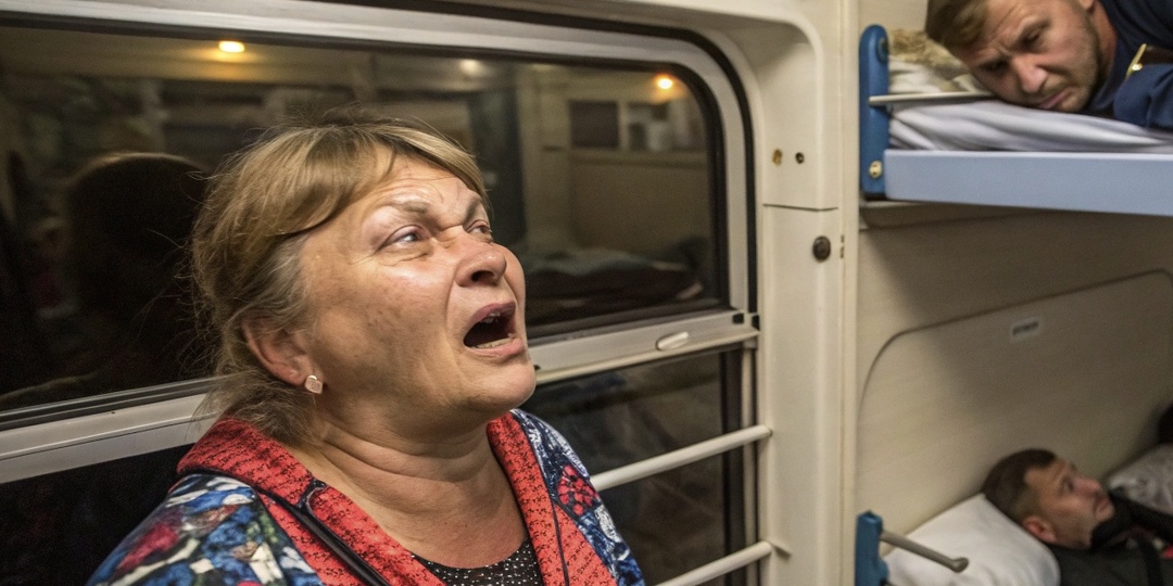 — Меня должно волновать, кто они? — отрезала пассажирка. — Я просто хочу ехать на нижней полке, за которую заплатила
