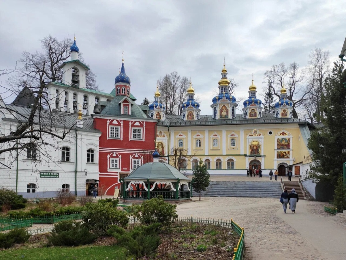 Над Успенской церковью позднее, в середине XVIII века, был построен Покровский храм, а в XIX веке — синие купола, украшенные золотыми звёздами. Теперь всё похоже на единый комплекс. Фото: Вадим Дианов / Яндекс Карты