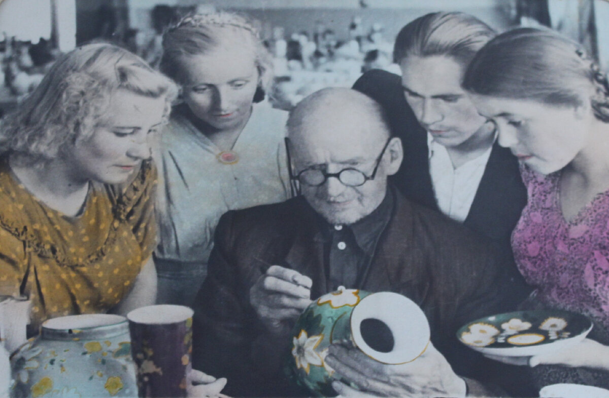 Иван Григорьевич Коньков среди учеников. 1952. Дулёво. Орехово-Зуевский городской историко-краеведческий музей / КП 668. Госкаталог: 14820824.