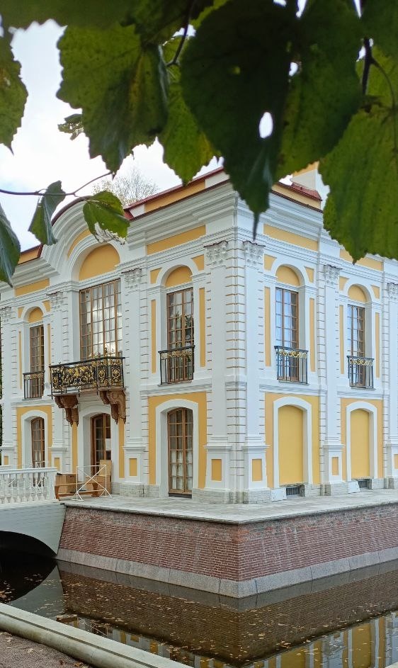 Вид на Эрмитаж со стороны Нижнего парка