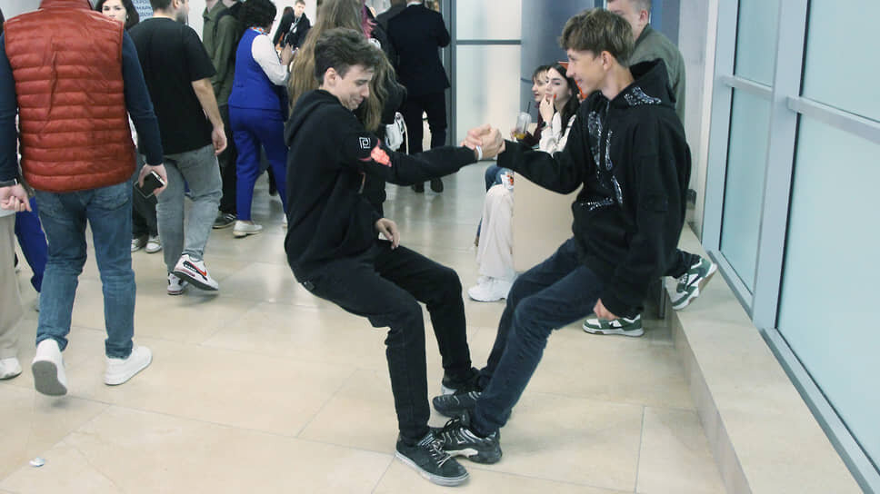 Школьники здороваются перед началом экскурсии по стендам работодателей.📷Фото: Роман Яровицын / Коммерсантъ