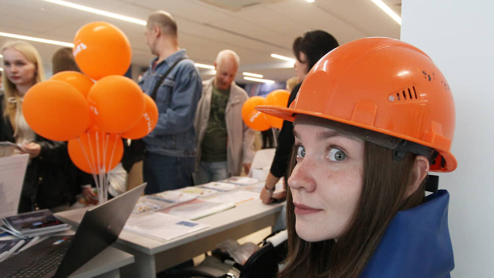 Девушка в оранжевой каске с шарами.📷Фото: Роман Яровицын / Коммерсантъ