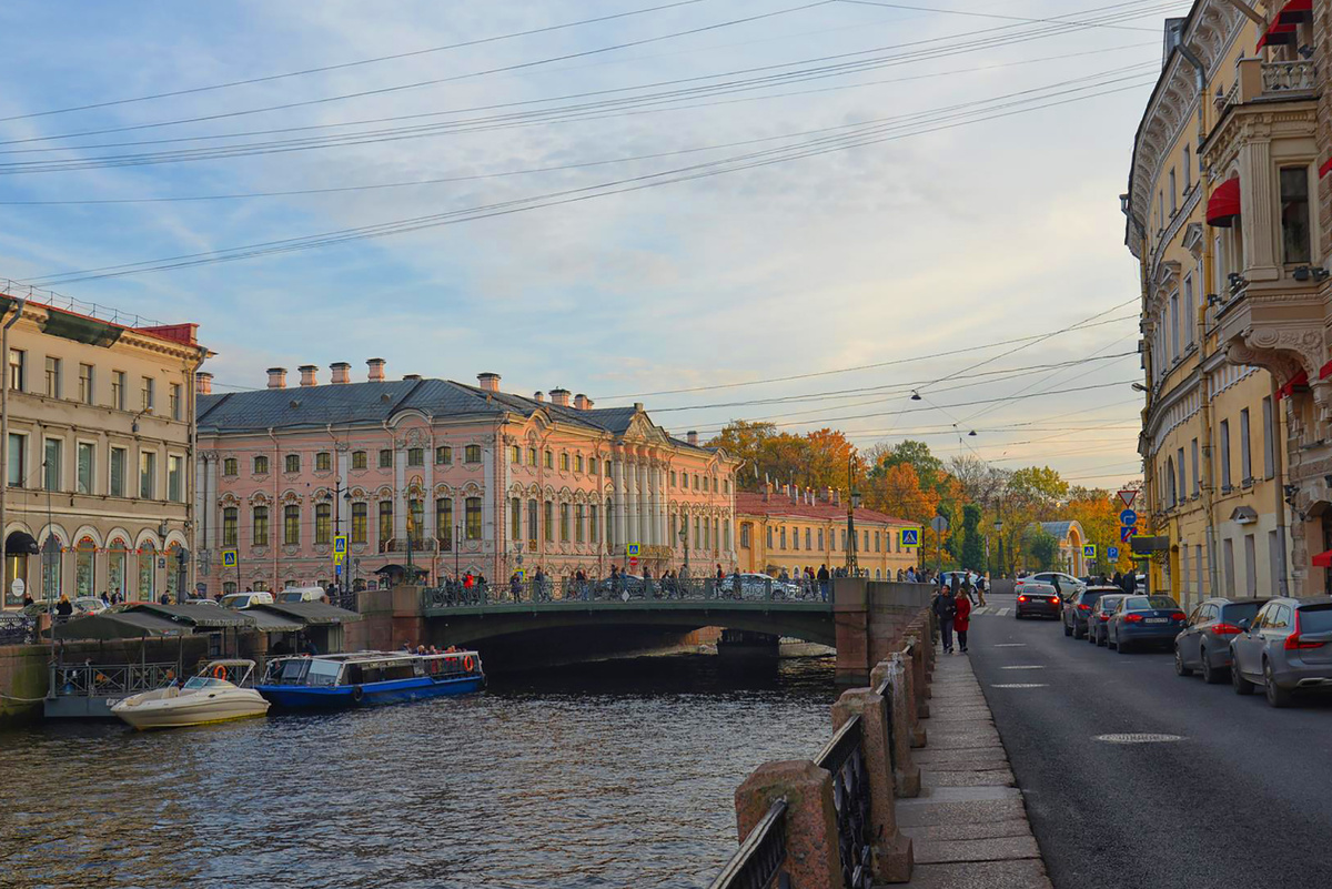 Вид на Строгановский дворец с набережной Мойки. Фотография А. Ю. Новикова. 2018