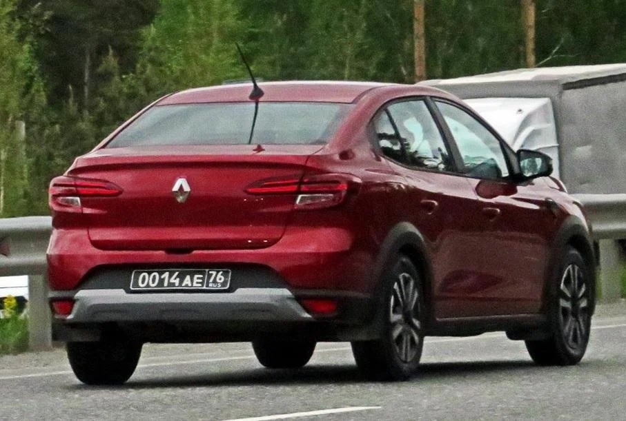 Renault Logan третьего поколения в Екатеринбурге с военным регистрационным номером