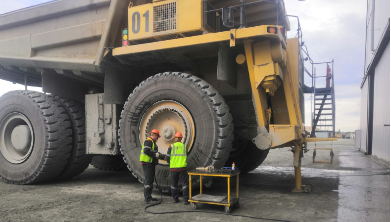 Фото читателя "Юрий Стрелец". Дождь идёт, а мы скирдуем.