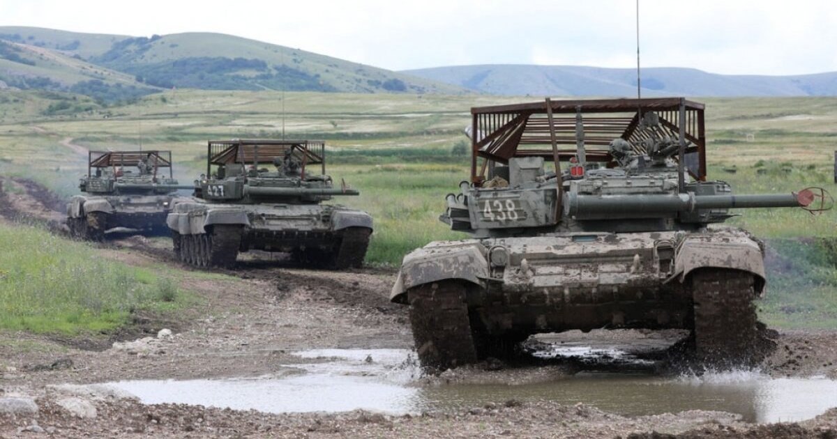 Небольшой решётчатый "козырёк". Фото сделано либо в начале СВО (до марта), либо до начала.