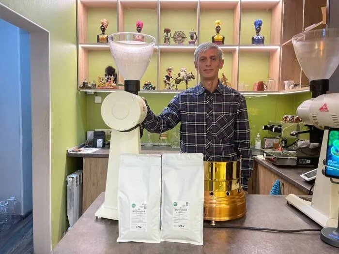 Денис Багаев считает себя «абсолютно кофейным человеком». // Фото предоставлено собеседником
