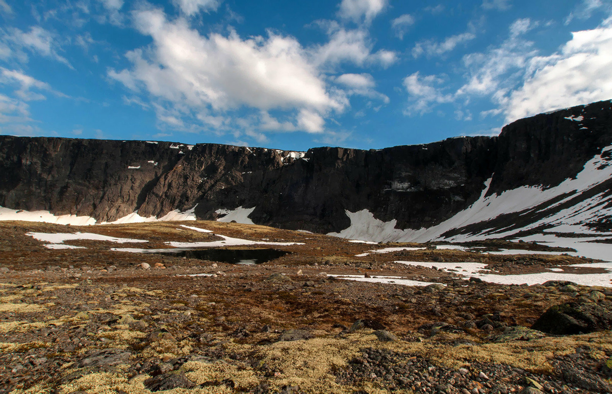 Рельеф сохранил следы древнего оледенения: глубокие ледниковые цирки и котловины, заполненные водой. Они образуют живописные горные озёра, такие как знаменитое Сейдозеро. Фото: Наталия / Яндекс Карты
