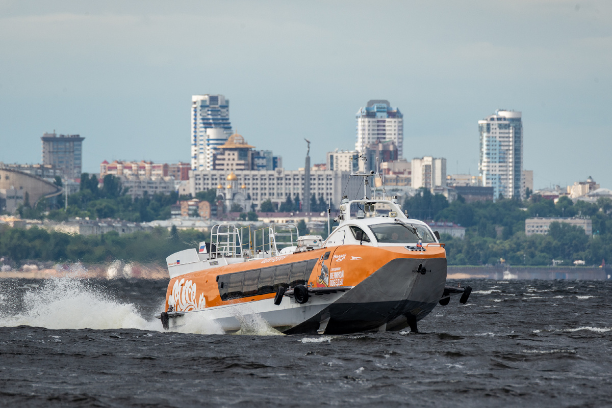 Валдай на фоне города