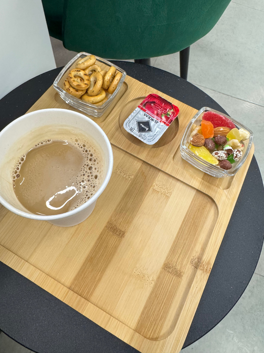 Кофе с орешками и цукатами, сушки и джем