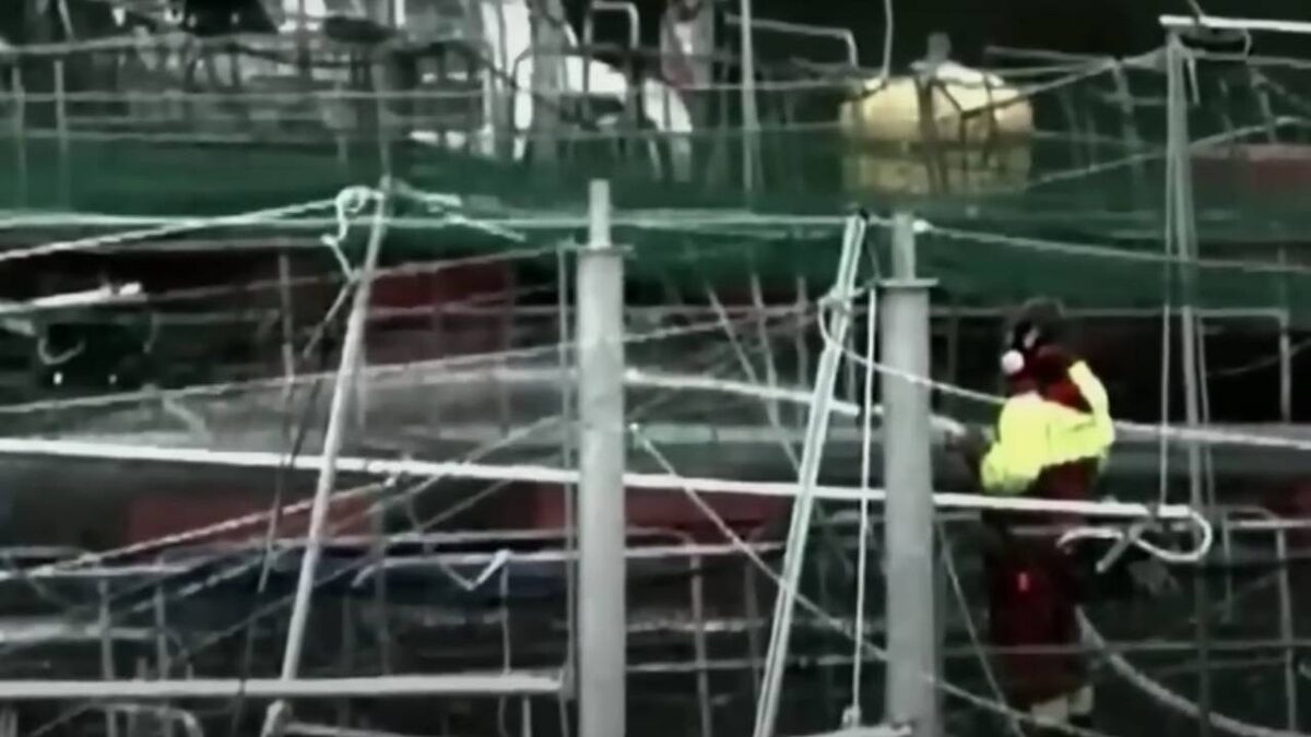 Кадр из фильма "Рыба массового поражения". Поливают химией садки с лососем. Снимает активист, о котором речь ниже.