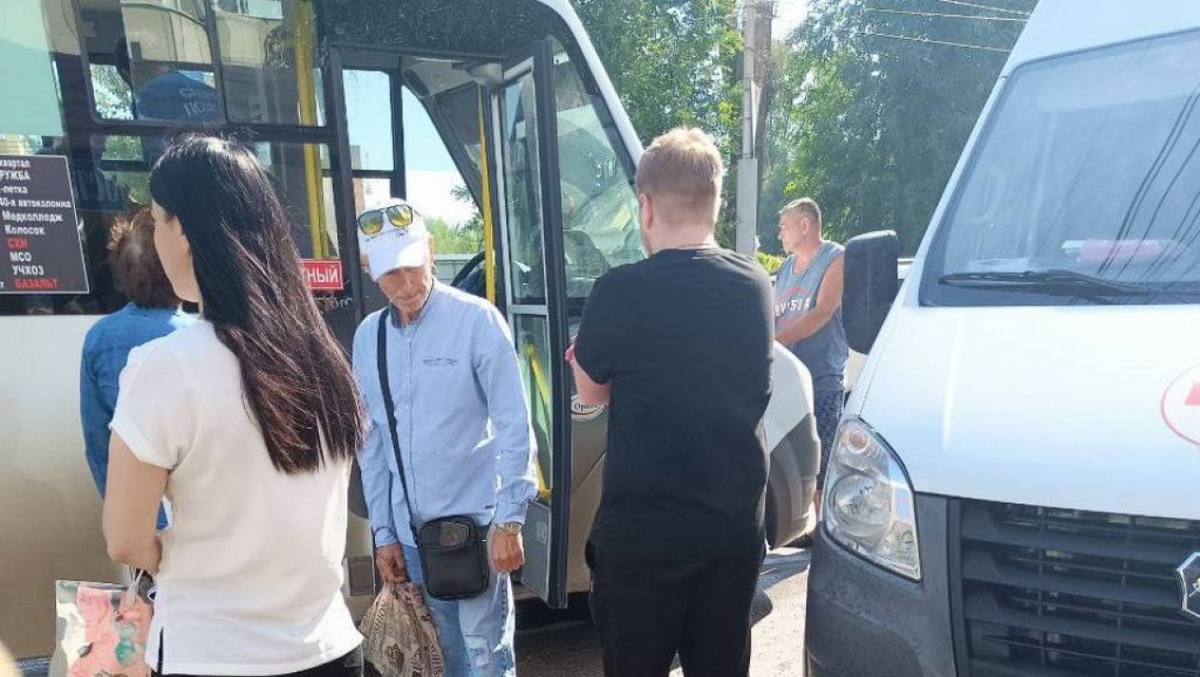    ЧП в маршрутке Энгельса: пассажиры повели себя достойноНовости Саратова и области – Сетевое издание «Репортер64»