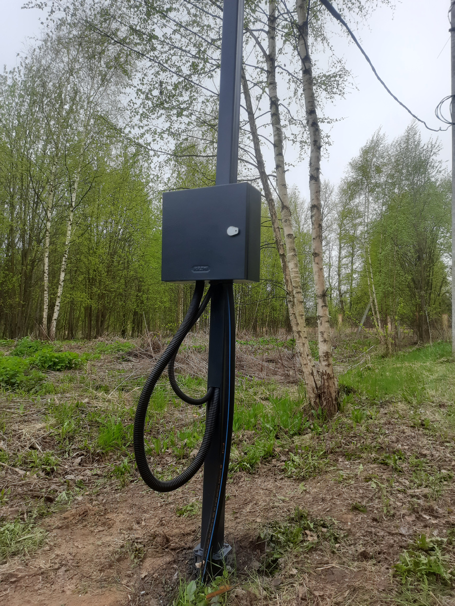 Опора на участке с ящиком.