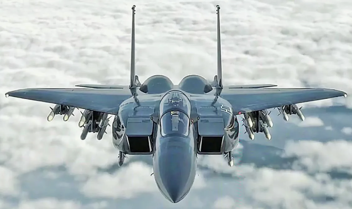 F-15ЕХ Eagle II самолёт во всех отношениях мощный и грозный, ничего не скажешь. Но теперь его нормальное производство практически замерло из-за одного компонента, который можно найти только в России. Фото ВВС США 