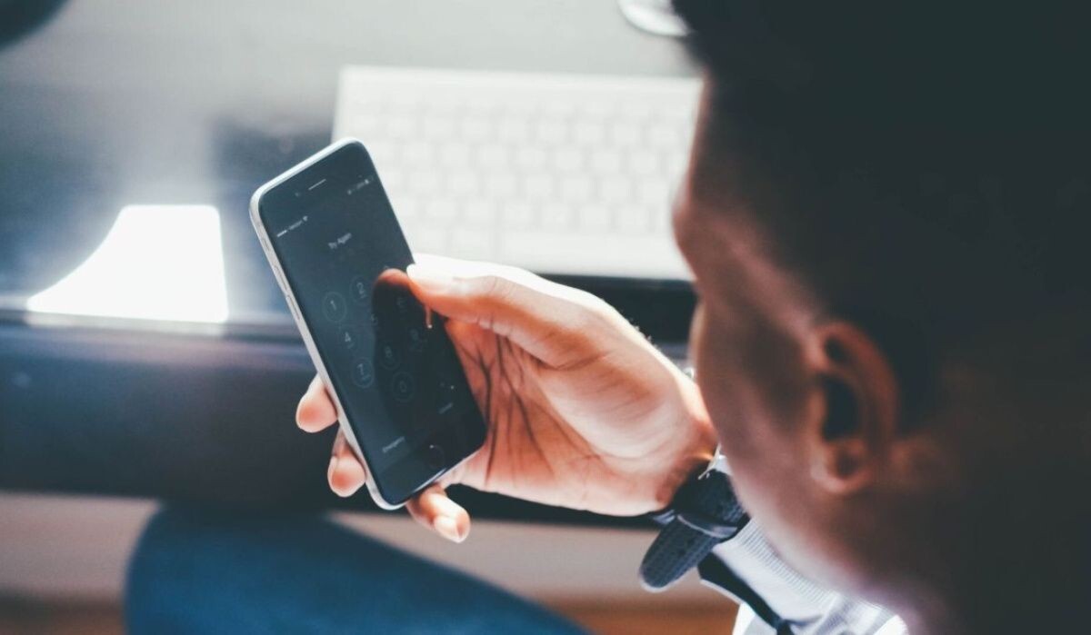     Мужчина со смартфоном. Источник: pixabay.com Автор фото: Foundry