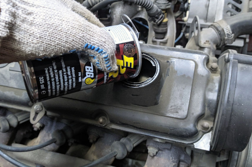 Заливаю промывку в двигатель  — выглядит как простая процедура, но за этим действием могут скрываться серьёзные риски для мотора. Особенно если он с пробегом или уже имеет микротечи.