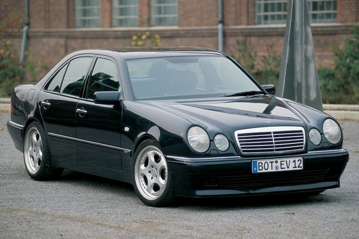 BRABUS E V12 7,3 литра, 580 сил и 330 км/ч. Культ силы 90-х из Боттропа, когда тюнинг был искусством, а Мерсы настоящими
