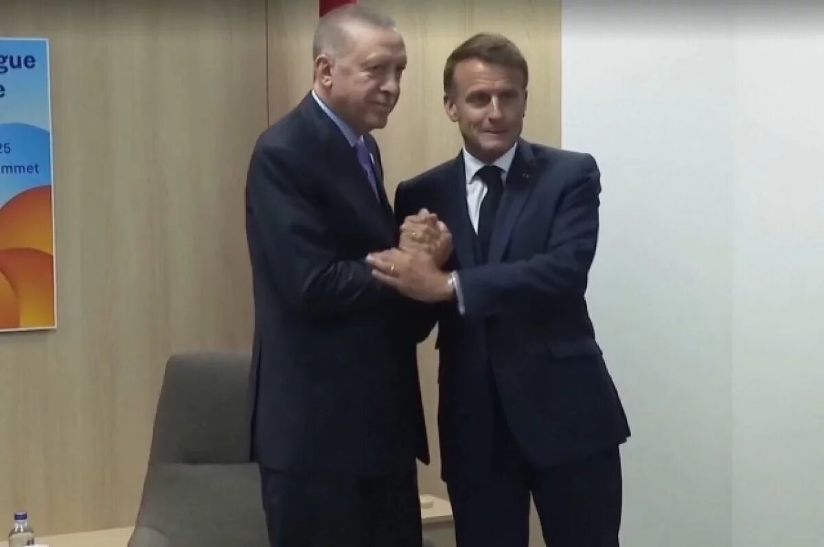    Анищенко: шалость Эрдогана удалась, когда он схватил Макрона за руку