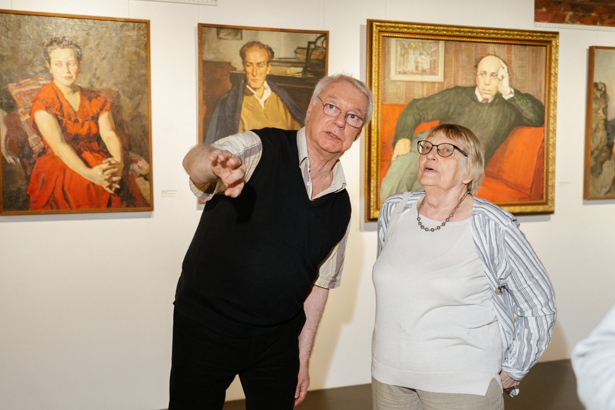 На открытии выставки «ДЕЙСТВУЮЩИЕ ЛИЦА. ПОРТРЕТНАЯ ЛЕТОПИСЬ ЛЕНИНГРАДА»