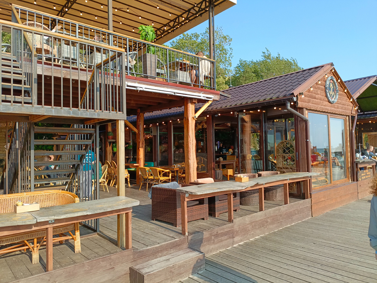 Полупустые новые кафе в воскресенье