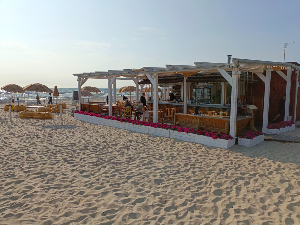 Полупустые новые кафе на пляже Янтарного в середине июня