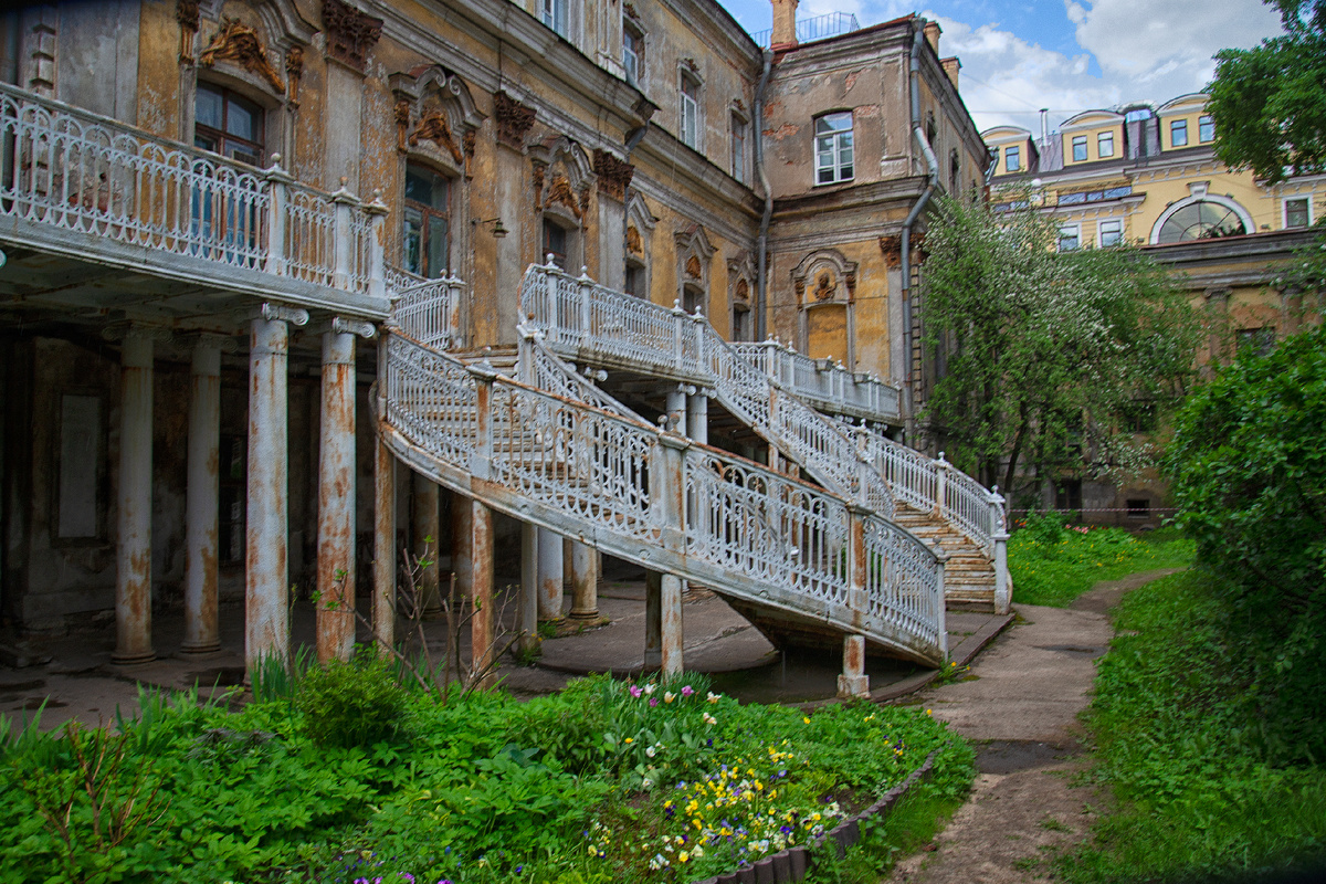 Садовый фасад Демидовской усадьбы. Санкт-Петербург. Переулок Гривцова (бывш. Демидов), дом 1. Фотография А.Ю.Новикова. 2021