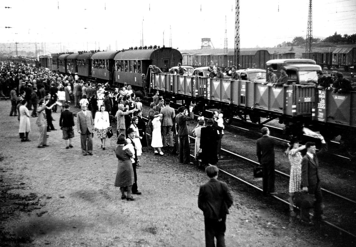 Интересный факт: Один поезд с золотом весил больше современного авиалайнера. Локомотив тащил груз медленнее пешехода — 15 километров в час.