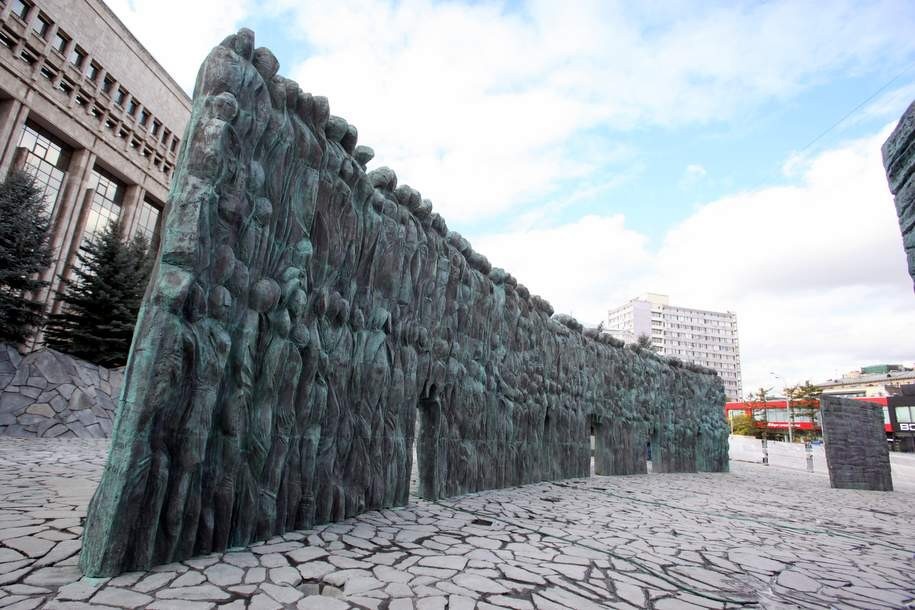 Мемориал «Стена скорби» - памятник работы архитектора Андрея Франгуляна и скульптора Георгия Франгуляна, посвящённый жертвам политических репрессий.
Автор проекта: Совет по правам человека; Музей истории ГУЛАГа; Правительство Москвы