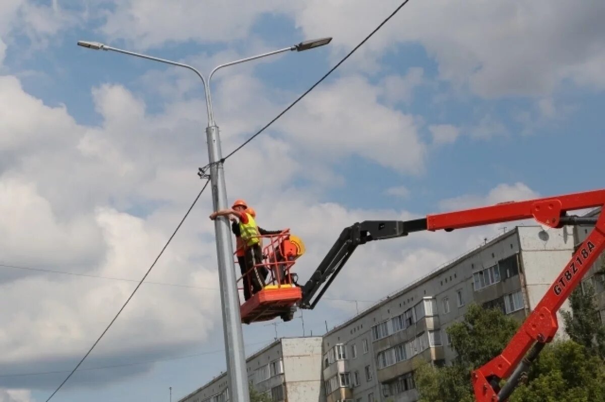    На бульваре Архитекторов в Омске устанавливают контактную сеть