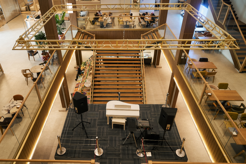 Интерьер фуд-холла Bazaar