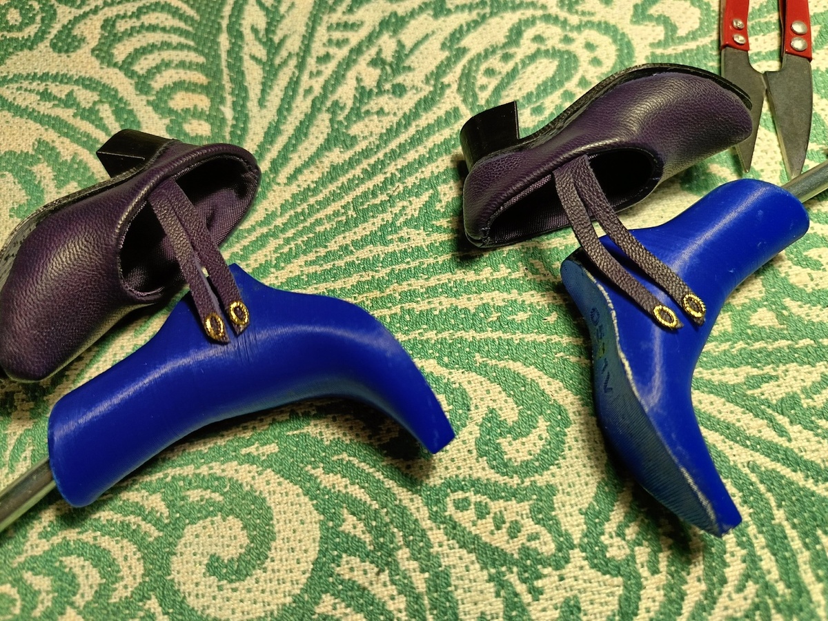 Это элементы из набора для маникюра, имитируют пряжки