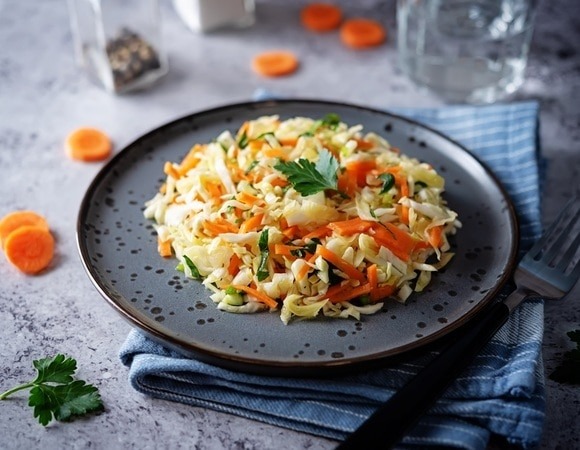 "Салат вместо гарнира": готовим свежую капусту по особому рецепту — просто и со вкусом