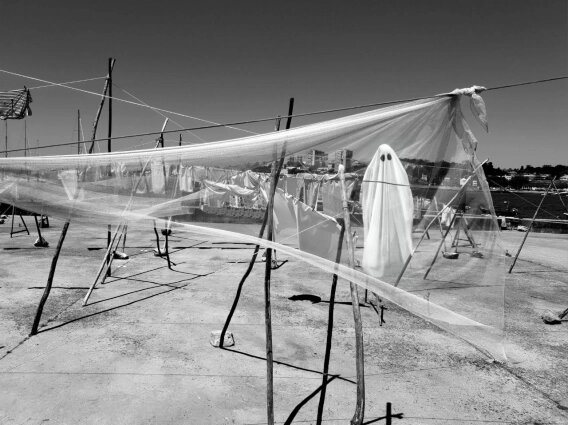 Одна из фотографий Романа «Зверя» с участием привидения.
Фото: организаторы выставки 