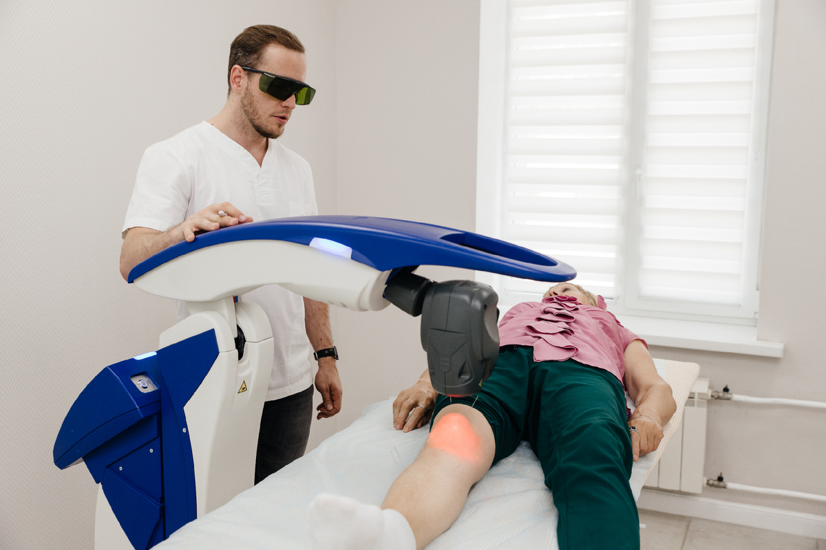 Лечение боли в колене на современном мощном физиотерапевтическом оборудовании 