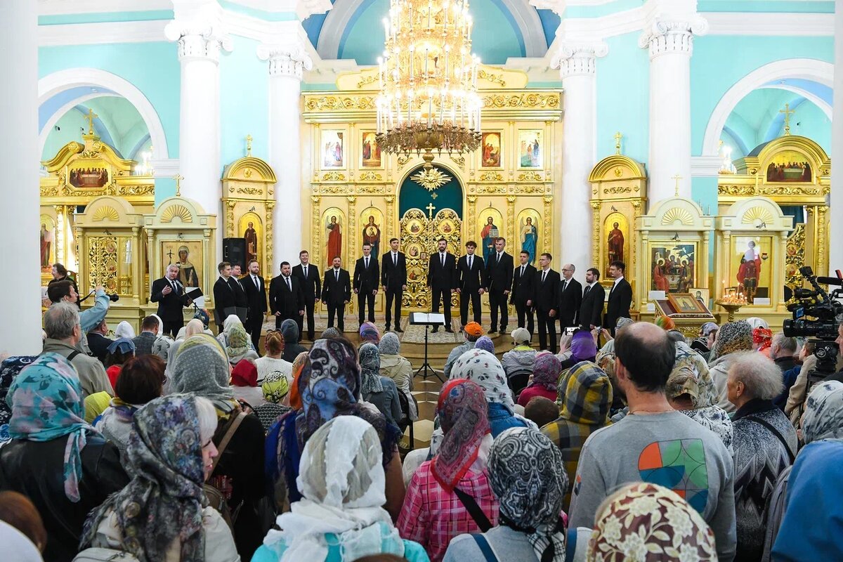    Муниципальный камерный мужской хор «Ярославль» в Александро-Невском соборе Петрозаводска. Фото: «Республика» / Оксана Кудряшова