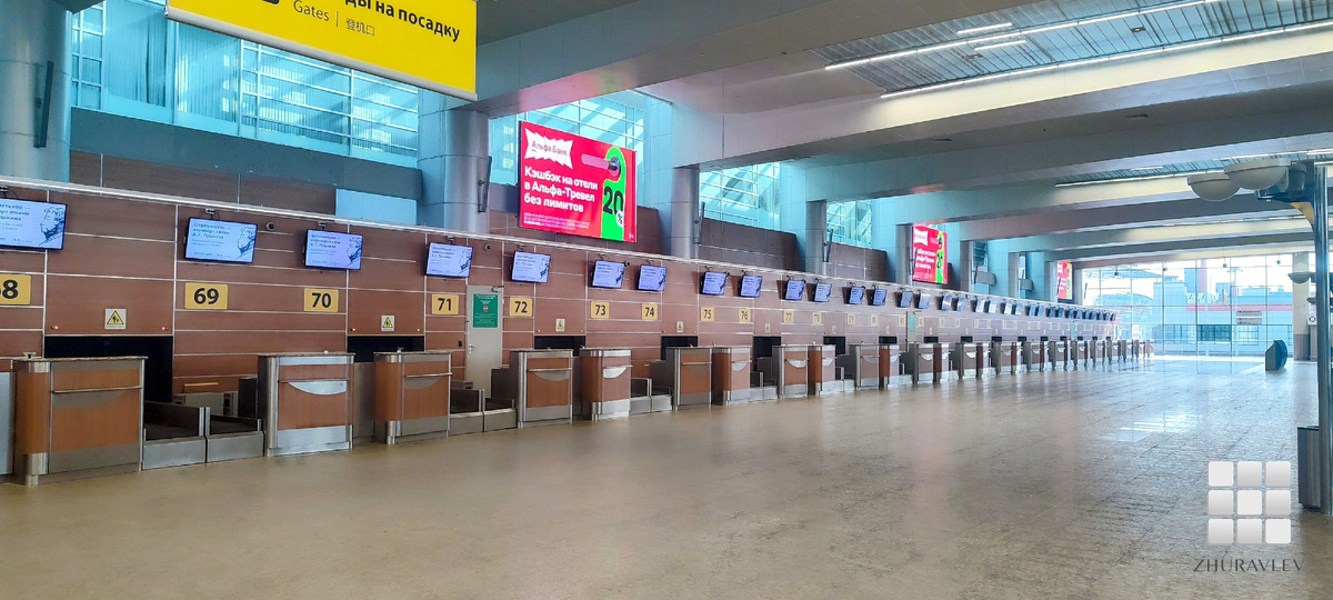 Пустые стойки в Терминале D Шереметьево.
