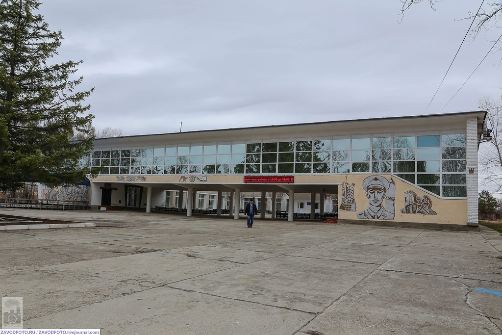 Дом Культуры. Это единственное место, которая является: театром, кино, сценки школьные и военные/праздничные выступления тут проходят. Куда мы ходили на все праздники. Место где запускали салюты. Так же здесь музей, библиотека, ну и различные магазины. 