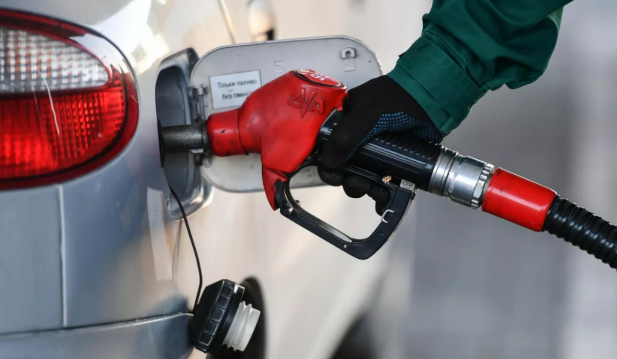     Заправка бензином автомобиля. Источник: ria.ru Автор фото: Константин Михальчевский