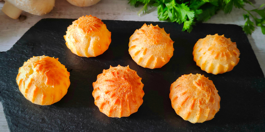 Профитроли - французские заварные пирожные для закусок и десертов