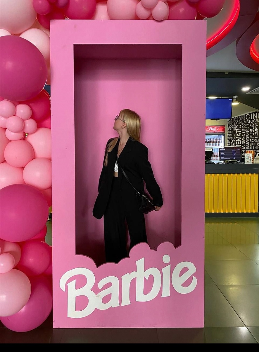 Моя радость на премьере Барби в 2023 году. Фото подкинул телефоне в воспоминаниях. 