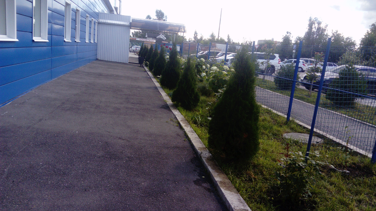 с другой стороны,думаю, под сто метров.. И за забором обслуживаемая территория