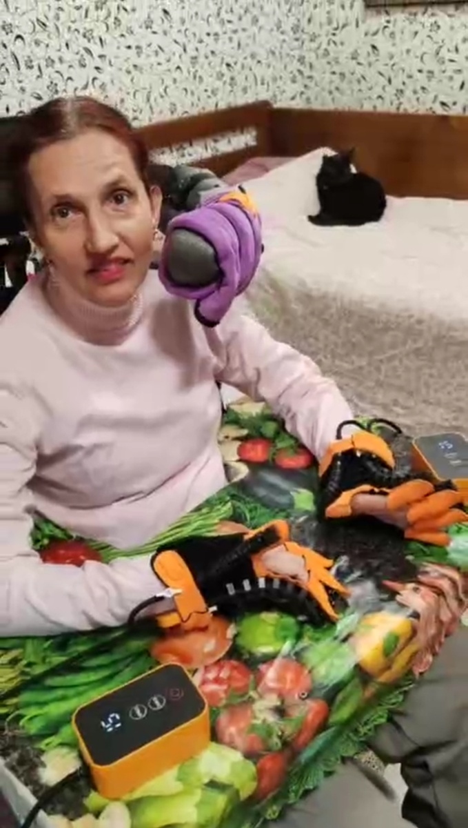 Катя занимается с руками 