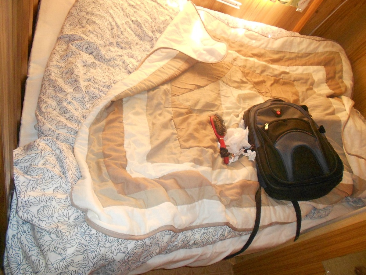 Кровать в фургоне-караване. Стены пластиковые, бельё полусинтетическое. Кондиционер отсутствует