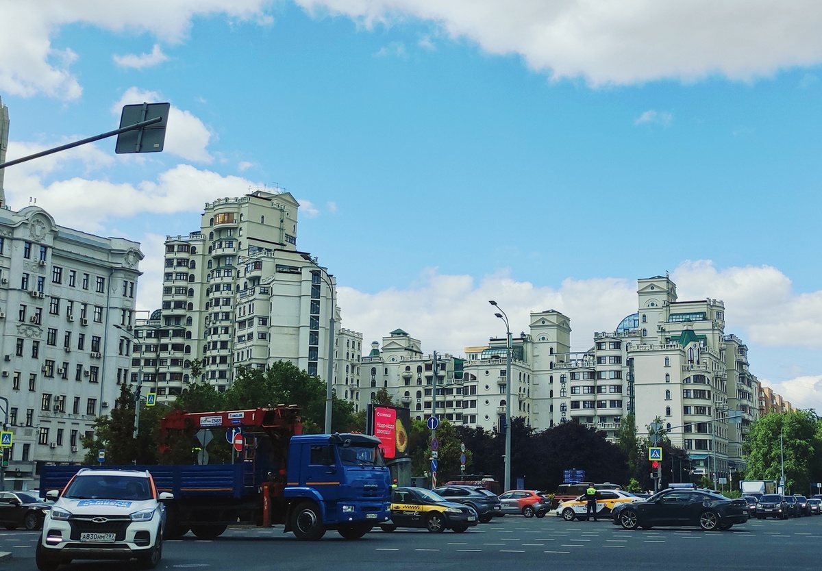 Московский трафик. А гаишник проверяет такси!