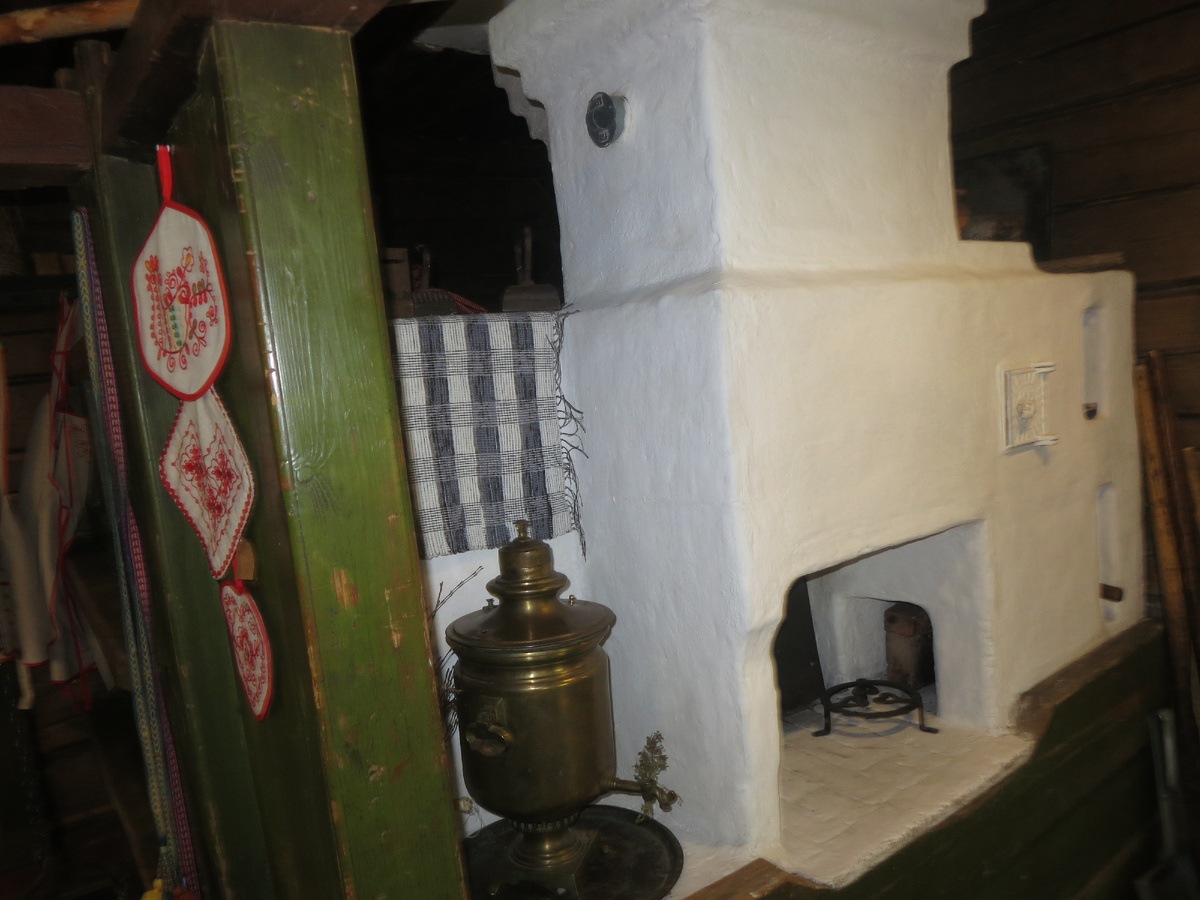 русская печь в деревне Мандроги