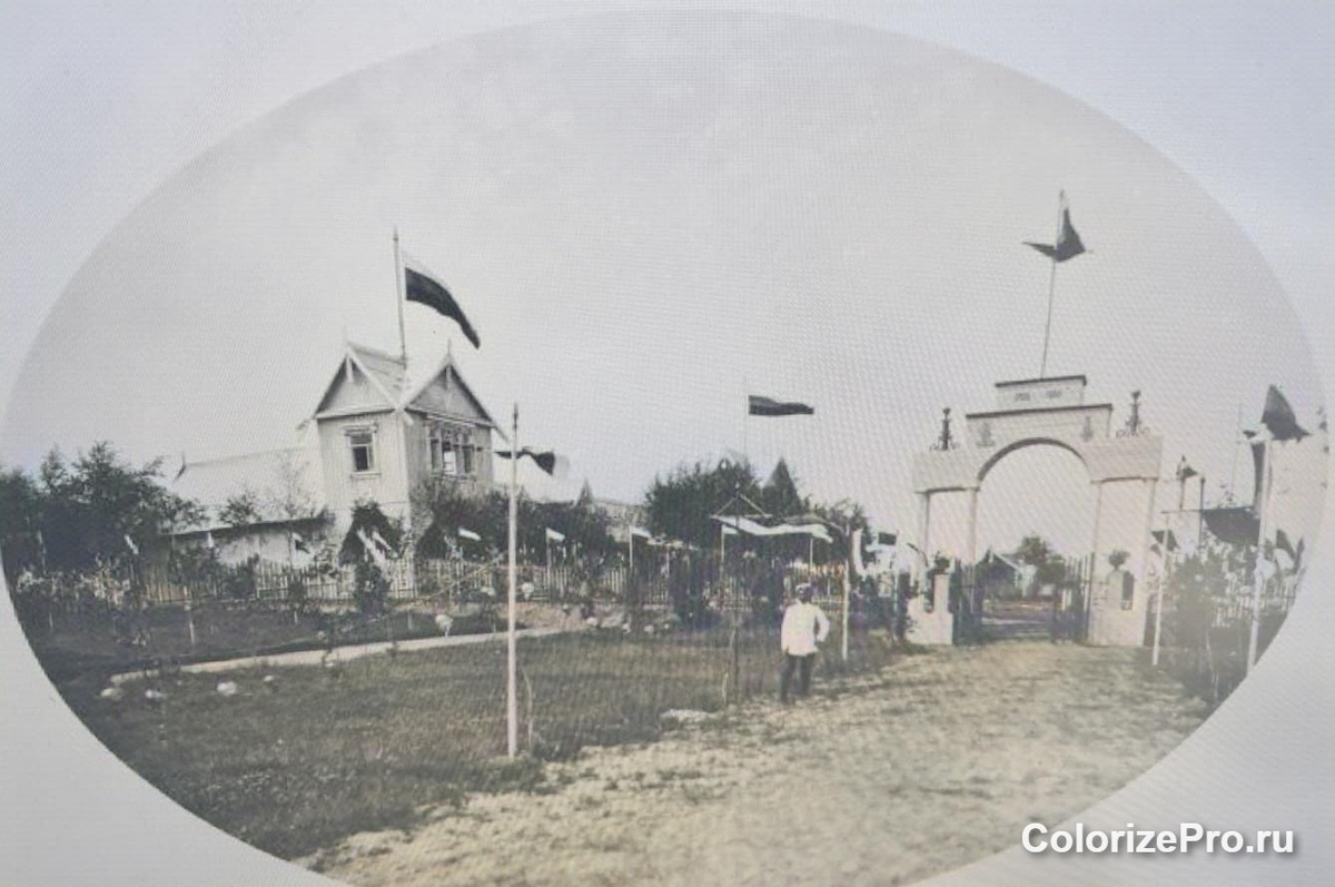 Юбилейная триумфальная арка в честь 200-летия 12-го гренадерского Астраханского Императора Александра III полка в летнем полевом лагере под Ярославлем у деревни Зманово 25 июня 1900 г. Фото колоризованное. Источник: Государственный исторический музей. "Украшение флагами. Неизвестный фотограф. 1900 г.". Ссылка: https://catalog.shm.ru/entity/OBJECT/2443095?page=16&query=12-й%20гренадерский%20Астраханский%20полк&index=765