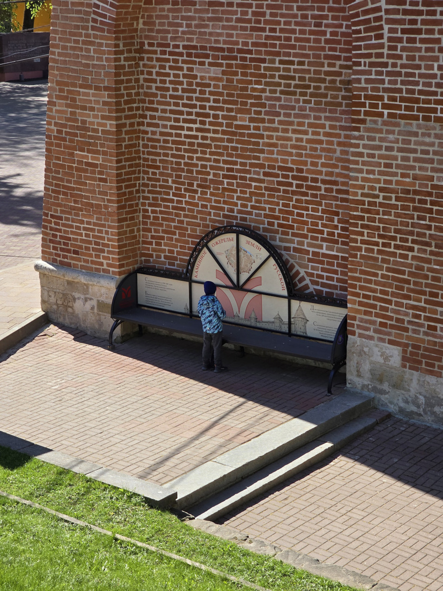 Сын изучает надписи у Громовой башни